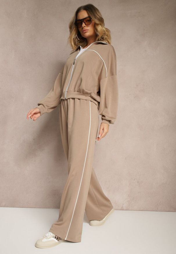 Renee - Beżowy Retro Komplet Dresowy z Wiskozą Bluza i Spodnie o Szerokim Kroju Selriza. Kolor: beżowy. Materiał: wiskoza, dresówka. Wzór: aplikacja