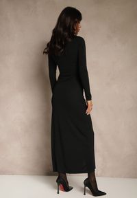 Renee - Czarna Elegancka Sukienka Zdobiona Marszczeniem i Metaliczną Aplikacją Raselia. Okazja: na imprezę. Kolor: czarny. Materiał: skóra. Długość rękawa: długi rękaw. Wzór: aplikacja. Styl: elegancki #5