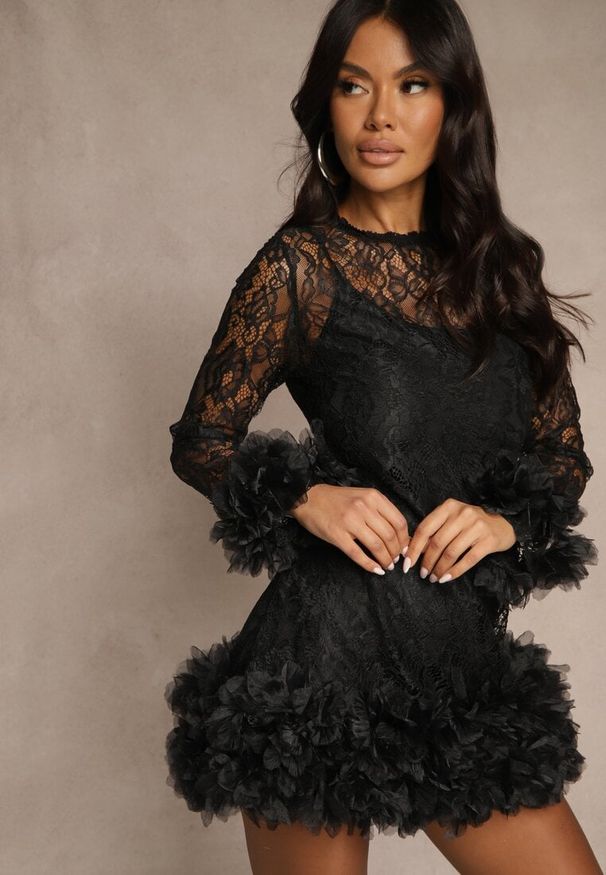 Renee - Czarna Dopasowana Koronkowa Sukienka Koktajlowa z Tiulowymi Aplikacjami Kretalia. Okazja: na imprezę. Kolor: czarny. Materiał: tiul, koronka. Długość rękawa: na ramiączkach. Wzór: aplikacja. Typ sukienki: dopasowane. Styl: wizytowy