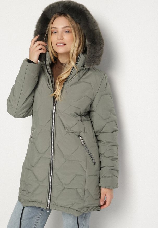 Born2be - Zielona Klasyczna Kurtka z Pikowanymi Przeszyciami i Kapturem z Futerkiem Raffisa. Okazja: na co dzień. Kolekcja: plus size. Kolor: zielony. Materiał: futro. Styl: klasyczny