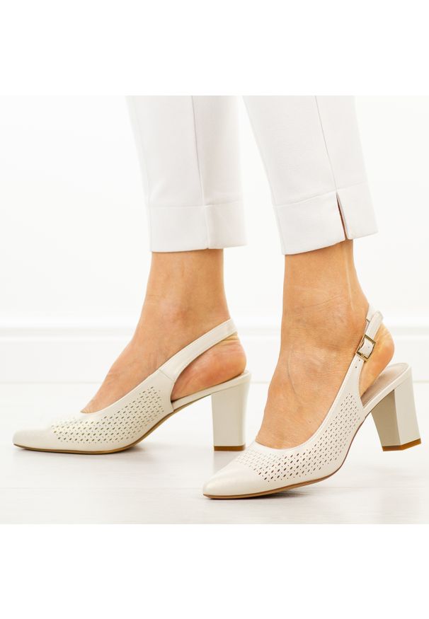 Perłowe czółenka damskie na słupku Sergio Leone Sk164. Okazja: na spotkanie biznesowe, na co dzień, na imprezę. Kolor: beżowy. Materiał: skóra. Szerokość cholewki: normalna. Wzór: ażurowy. Sezon: wiosna, lato. Obcas: na słupku. Styl: klasyczny, biznesowy, elegancki, casual, wizytowy