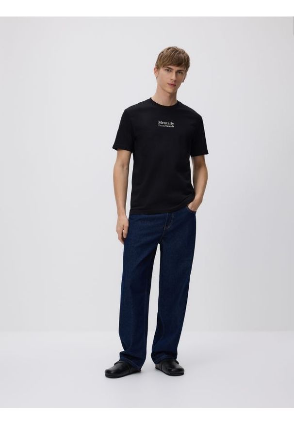 Reserved - T-shirt regular z nadrukiem - czarny. Kolor: czarny. Materiał: dzianina, bawełna. Wzór: nadruk