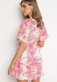 Born2be - Różowa Kwiecista Sukienka z Dekoltem w Serek i Gumką w Pasie z Falbankami Krinna. Okazja: na co dzień. Typ kołnierza: kołnierz z falbankami, dekolt w serek. Kolor: różowy. Styl: casual, elegancki #4