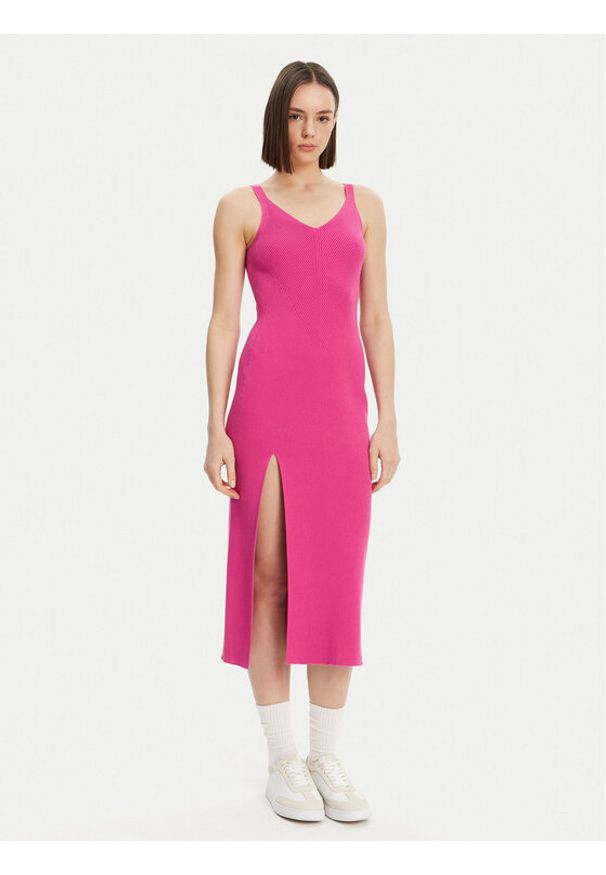 Lacoste Sukienka dzianinowa EF9270 Różowy Slim Fit. Kolor: różowy. Materiał: syntetyk, wiskoza