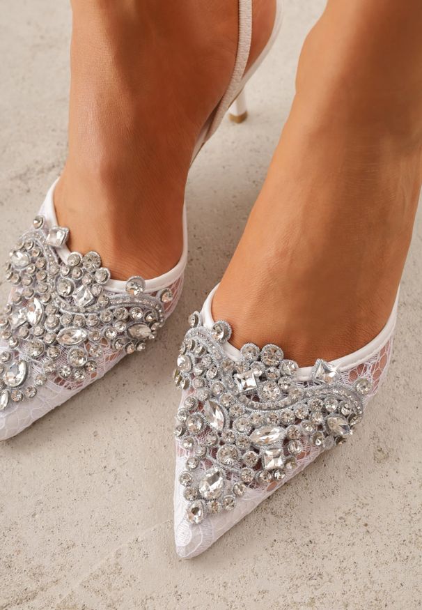 Renee - Białe Koronkowe Czółenka VICES na Szpilce z Odkrytą Piętą i Cyrkoniami Idaphei. Okazja: na imprezę. Nosek buta: szpiczasty. Zapięcie: pasek. Kolor: biały. Wzór: aplikacja. Materiał: koronka. Sezon: lato. Obcas: na szpilce. Styl: elegancki, glamour. Wysokość obcasa: średni