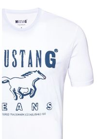 Mustang - MUSTANG T SHIRT BASIC PRINT TEE GENERAL WHITE 1008372 2045. Typ kołnierza: kaptur. Materiał: bawełna, jeans, skóra, dzianina. Długość rękawa: krótki rękaw. Długość: krótkie. Wzór: nadruk. Sezon: jesień, lato, zima. Styl: sportowy, klasyczny