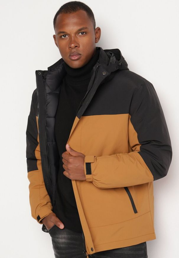 Born2be - Brązowo-Czarna Dwustronna Kurtka Wiatrówka z Geometrycznym Wzorem Odpinanym Wnętrzem i Kapturem Savathia. Okazja: na co dzień. Kolor: brązowy. Materiał: tkanina, jeans. Wzór: geometria. Sezon: zima. Styl: casual, elegancki