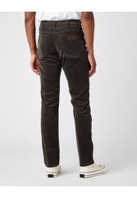 Wrangler - MĘSKIE SPODNIE MATERIAŁOWE WRANGLER TEXAS SLIM MOSS GREEN W12SEC221 112141148. Materiał: materiał #5