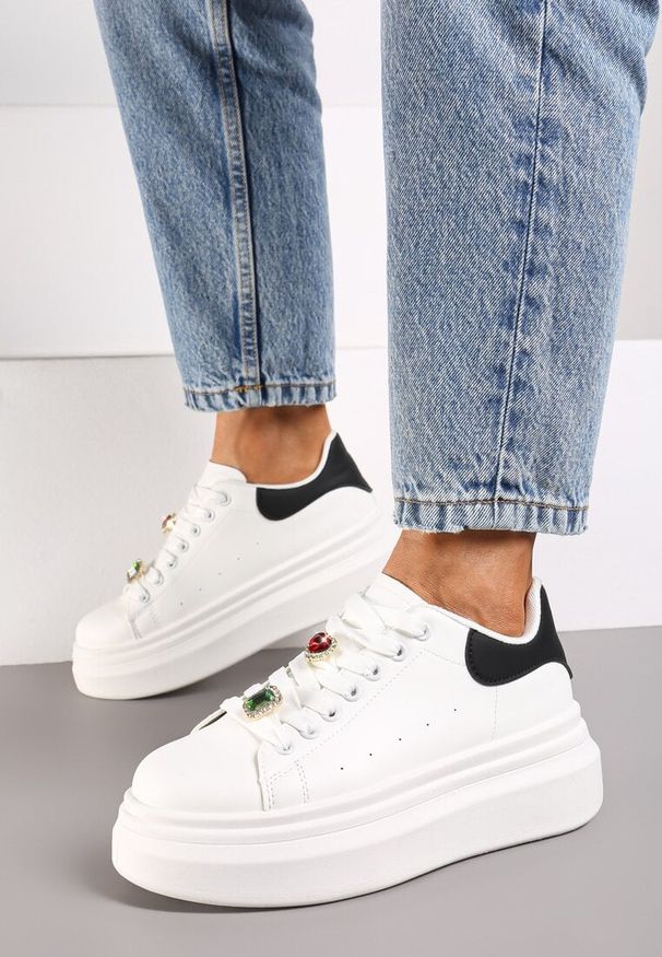 Born2be - Czarne Sneakersy na Grubej Podeszwie Ozdobione Metalicznymi Aplikacjami Nevelina. Nosek buta: okrągły. Zapięcie: sznurówki. Kolor: czarny. Wzór: aplikacja. Obcas: na obcasie. Wysokość obcasa: niski