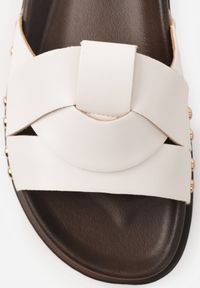 Born2be - Białe Klapki z Przeplatanymi Paskami i Nitami przy Podeszwie Marivyn. Okazja: na co dzień, na randkę. Kolor: biały. Materiał: len. Sezon: lato. Styl: casual, elegancki #7