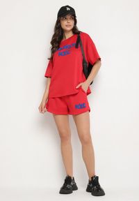 Born2be - Czerwony Komplet Oversize z Wiskozą T-shirt i Szorty z Nadrukiem Liravella. Kolor: czerwony. Materiał: wiskoza. Wzór: nadruk #3