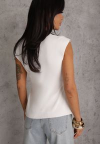 Renee - Biała Kopertowa Bluzka z Wiskozą Ozdobiona Metaliczną Aplikacją Sanadra. Okazja: na imprezę. Typ kołnierza: dekolt kopertowy. Kolor: biały. Materiał: wiskoza. Wzór: aplikacja. Styl: elegancki #2