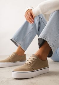 Born2be - Ciemnobeżowe Klasyczne Tenisówki z Ozdobnym Paskiem przy Podeszwie Ranora. Zapięcie: pasek. Kolor: beżowy. Materiał: jeans, dresówka. Szerokość cholewki: normalna. Wzór: gładki. Styl: klasyczny #5
