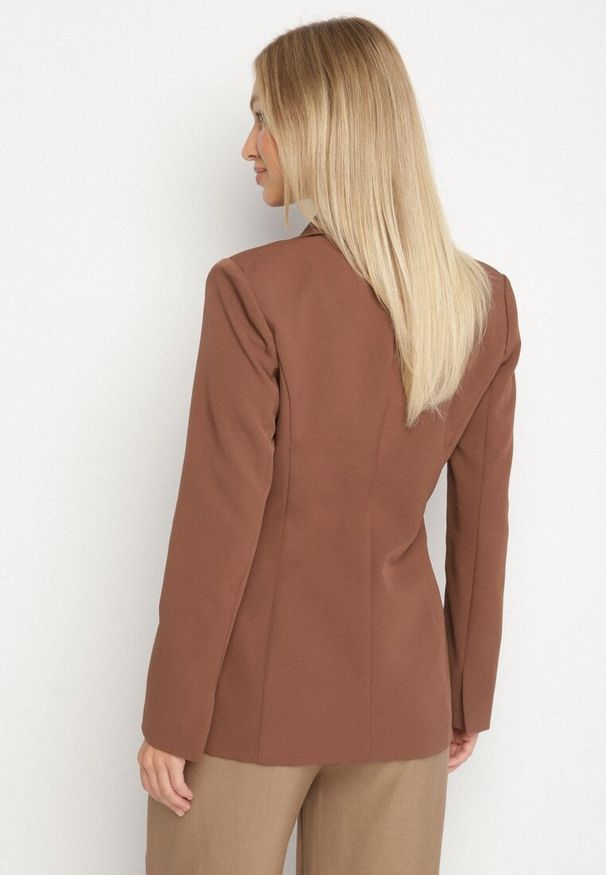 Born2be - Brązowa Taliowana Marynarka VICES z Usztywnionymi Ramionami Aravita. Okazja: na co dzień. Kolor: brązowy. Styl: klasyczny, casual, elegancki