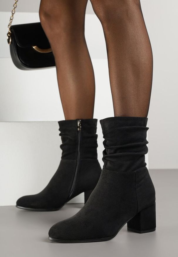 Born2be - Czarne Botki Vices z Imitacji Zamszu na Słupku z Marszczoną Cholewką Ativitte. Kolor: czarny. Materiał: zamsz. Szerokość cholewki: normalna. Sezon: zima, jesień. Obcas: na słupku. Styl: elegancki, wizytowy. Wysokość obcasa: średni