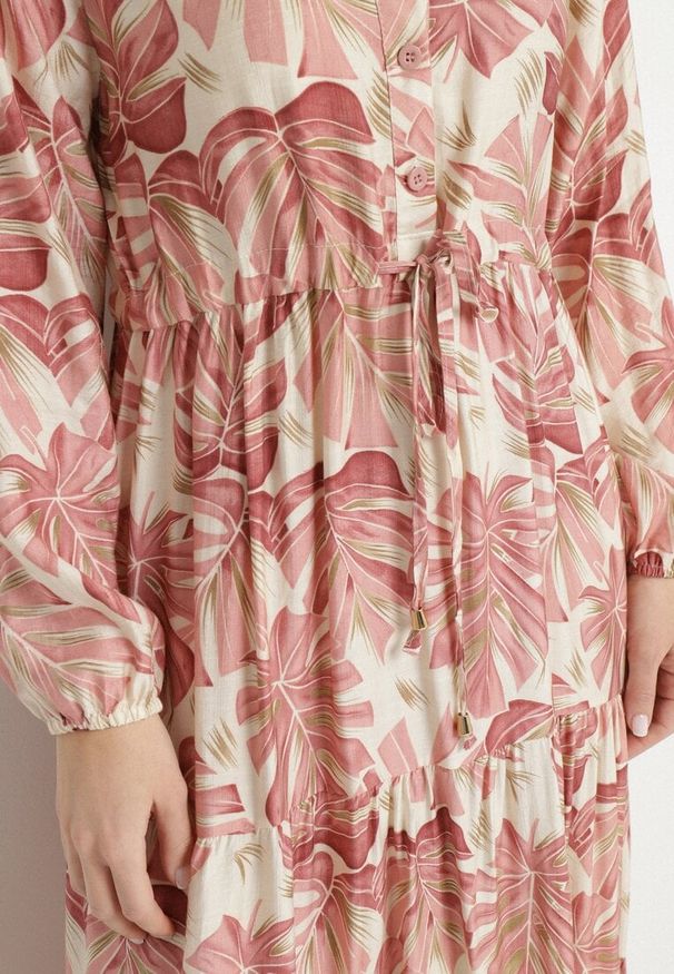 Born2be - Ciemnoróżowa Sukienka z Wiskozą o Rozkloszowanym Kroju z Motywem Roślinnym Edionilira. Okazja: na spacer. Typ kołnierza: dekolt w serek. Kolor: różowy. Materiał: wiskoza. Typ sukienki: rozkloszowane. Styl: elegancki