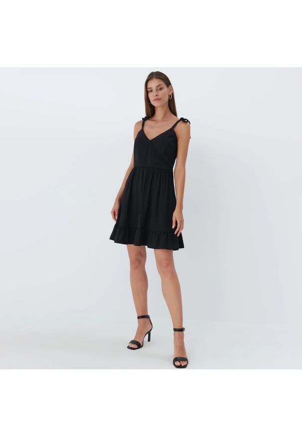 Mohito - Kopertowa sukienka na ramiączkach - Czarny. Kolor: czarny. Długość rękawa: na ramiączkach. Typ sukienki: kopertowe