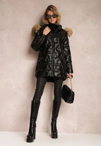 Renee - Czarna Kurtka Metaliczna z Futrzanym Kapturem Kajol. Okazja: na co dzień, na spacer. Kolor: czarny. Materiał: futro. Styl: casual, elegancki #3