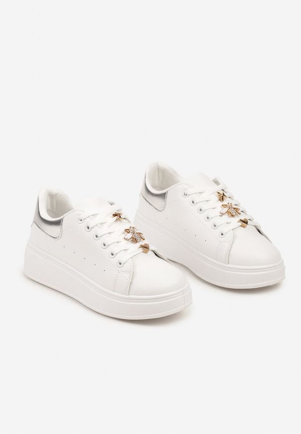Born2be - Biało-Srebrne Sneakersy na Grubej Podeszwie z Metalicznymi Aplikacjami Vlianora. Nosek buta: okrągły. Zapięcie: sznurówki. Kolor: biały. Materiał: materiał. Wzór: aplikacja. Obcas: na obcasie. Wysokość obcasa: niski