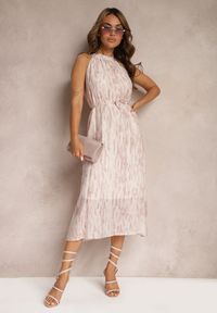 Renee - Jasnoróżowa Rozkloszowana Sukienka Wieczorowa z Dekoltem Halter i Broszką w Kształcie Kwiatu Previiana. Typ kołnierza: dekolt halter. Kolor: różowy. Wzór: kwiaty. Styl: wizytowy. Długość: maxi #4