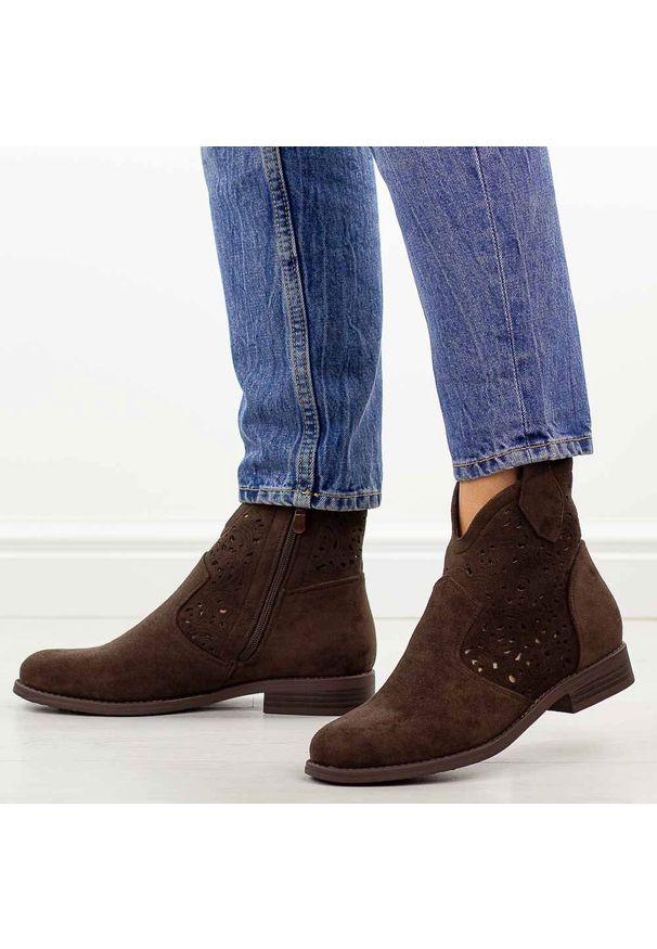 Brązowe zamszowe ażurowe botki damskie S.Barski 8026. Okazja: na co dzień. Nosek buta: okrągły. Kolor: brązowy. Szerokość cholewki: normalna. Wzór: ażurowy. Materiał: zamsz. Sezon: wiosna, lato, jesień. Obcas: na obcasie. Styl: casual, klasyczny, elegancki. Wysokość obcasa: niski
