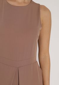 Born2be - Ciemnobeżowy Elegancki Kombinezon z Ozdobnymi Zakładkami Zellysha. Okazja: na co dzień, na spotkanie biznesowe. Kolor: beżowy. Wzór: aplikacja. Styl: elegancki #2