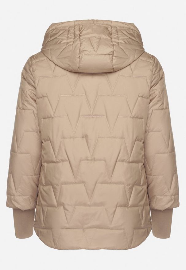 Born2be - Beżowa Pikowana Kurtka o Prostym Kroju z Kapturem Tulorisa. Okazja: na co dzień, na spacer. Typ kołnierza: kaptur. Kolekcja: plus size. Kolor: beżowy. Materiał: jeans. Wzór: aplikacja. Styl: klasyczny, casual, elegancki