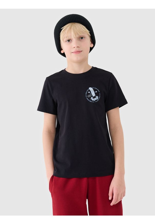 4f - 4F T-shirt regular z nadrukiem chłopięcy - czarny 122 (6-7 lat). Okazja: na co dzień. Kolor: czarny. Materiał: dzianina, bawełna, jersey. Długość rękawa: krótki rękaw. Długość: krótkie. Wzór: nadruk. Sezon: lato. Styl: klasyczny, sportowy, casual