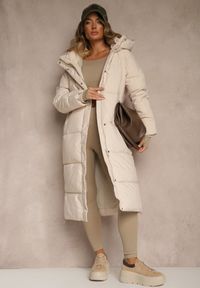 Renee - Jasnobeżowa Zimowa Kurtka z Pikowanymi Przeszyciami Kapturem i Suwakami Gionea. Okazja: na spacer. Kolor: beżowy. Materiał: jeans. Sezon: zima #3