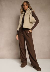 Renee - Ciemnobeżowa Pikowana Kamizelka Casual z Kapturem Olanissa. Okazja: na co dzień. Typ kołnierza: kaptur. Kolor: beżowy. Materiał: poliester. Styl: casual #3