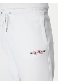 Guess Jeans Spodnie dresowe M4YB18 K9V31 Biały Regular Fit. Kolor: biały. Materiał: bawełna #4