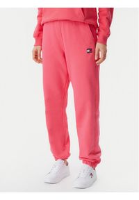 Tommy Jeans Spodnie dresowe Badge DW0DW20679 Różowy Regular Fit. Kolor: różowy. Materiał: bawełna #1