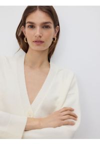 Reserved - Rozpinany kardigan - kremowy. Kolor: kremowy. Materiał: dzianina, wełna