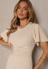 Renee - Beżowa Sukienka o Rozkloszowanym Kroju z Marszczeniem Odarene. Kolor: beżowy. Styl: klasyczny
