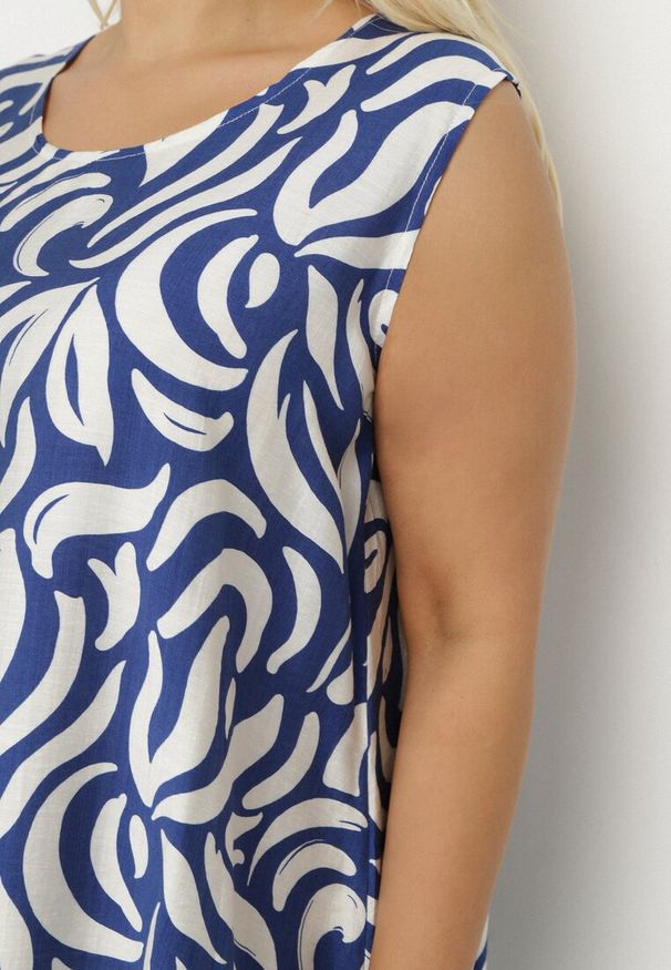 Born2be - Niebieska Rozkloszowana Sukienka z Wiskozy o Trapezowym Kroju Bez Rękawów Folariela. Okazja: na co dzień. Kolor: niebieski. Materiał: wiskoza. Długość rękawa: bez rękawów. Typ sukienki: trapezowe. Styl: elegancki, casual, klasyczny