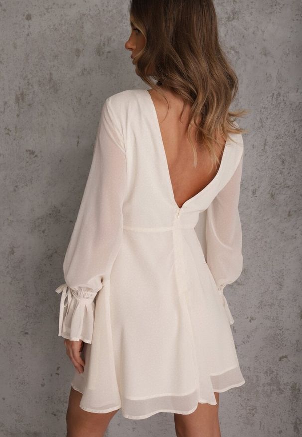 Renee - Beżowa Sukienka Vices Ozdobiona Transparentnymi Rękawami i Kropkami Celziva. Okazja: na co dzień. Kolor: beżowy. Materiał: koronka. Wzór: kropki, aplikacja. Styl: casual, elegancki