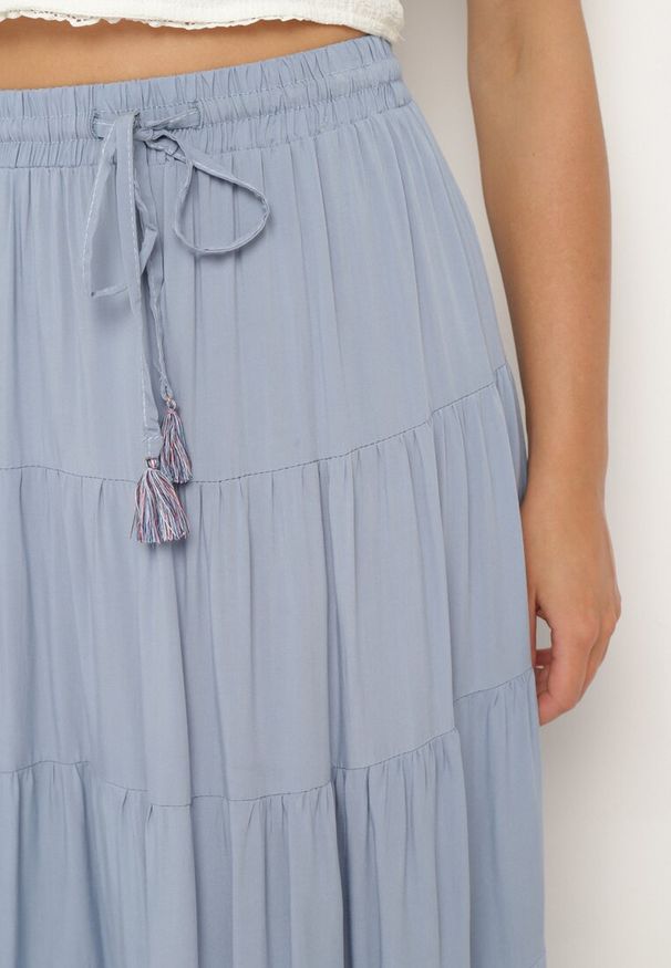 Born2be - Niebieska Rozkloszowana Spódnica z Wiskozy z Wysokim Stanem Gumką w Talii i Falbanami Koeviana. Okazja: na co dzień. Stan: podwyższony. Kolor: niebieski. Materiał: wiskoza. Styl: casual, elegancki