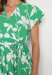 Born2be - Zielona Kopertowa Plisowana Sukienka z Gumką i Paskiem w Talii Denevia. Okazja: na co dzień. Kolor: zielony. Długość rękawa: krótki rękaw. Typ sukienki: kopertowe. Styl: casual #5