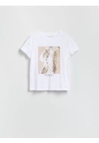 Reserved - T-shirt z połyskującym nadrukiem - biały. Kolor: biały. Materiał: bawełna, dzianina. Wzór: nadruk