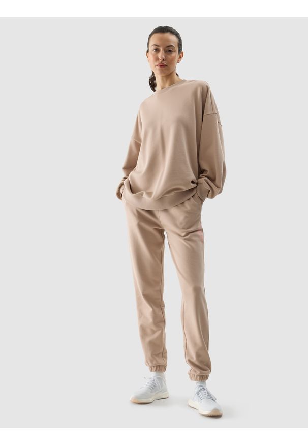 4f - 4F Spodnie dresowe joggery damskie - beżowe M. Kolor: beżowy. Materiał: dresówka. Wzór: gładki, napisy, ze splotem