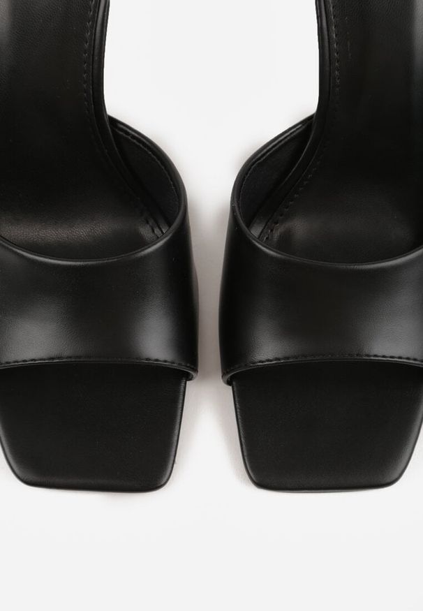 Renee - Czarne Klapki na Szpilce Ozdobione Kwadratowym Noskiem Eudanassa. Okazja: na co dzień. Kolor: czarny. Materiał: jeans. Wzór: aplikacja. Sezon: lato. Obcas: na szpilce. Styl: casual