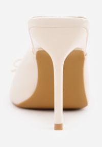 Renee - Beżowe Klapki Lakierowane na Szpilce VICES z Kokardą Daemnila. Okazja: na imprezę. Kolor: beżowy. Materiał: lakier. Sezon: lato. Obcas: na szpilce. Styl: elegancki #7