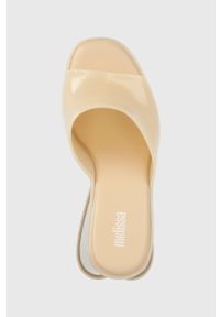 melissa - Melissa klapki MELISSA DARLING AD damskie kolor beżowy na koturnie M.33805.K851. Kolor: beżowy. Materiał: guma, kauczuk. Obcas: na koturnie #4