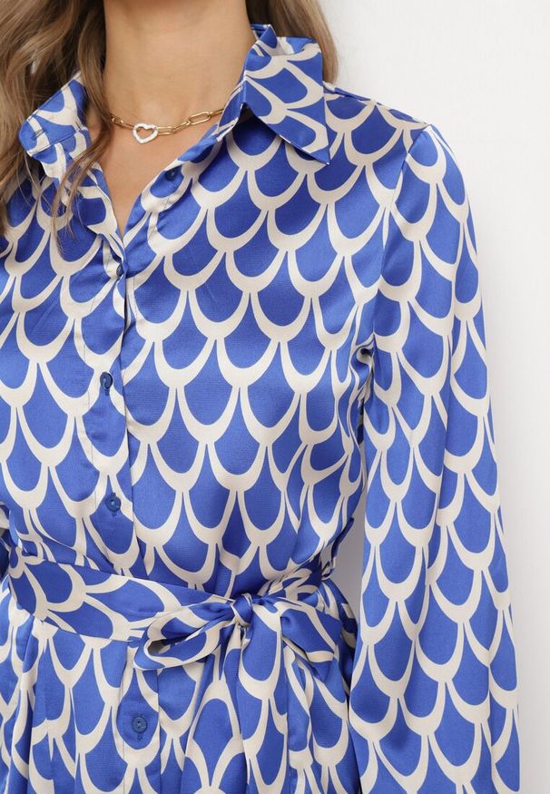 Born2be - Niebieska Koszulowa Sukienka z Wiązanym Paskiem Atheneta. Kolor: niebieski. Materiał: materiał. Wzór: nadruk. Typ sukienki: koszulowe