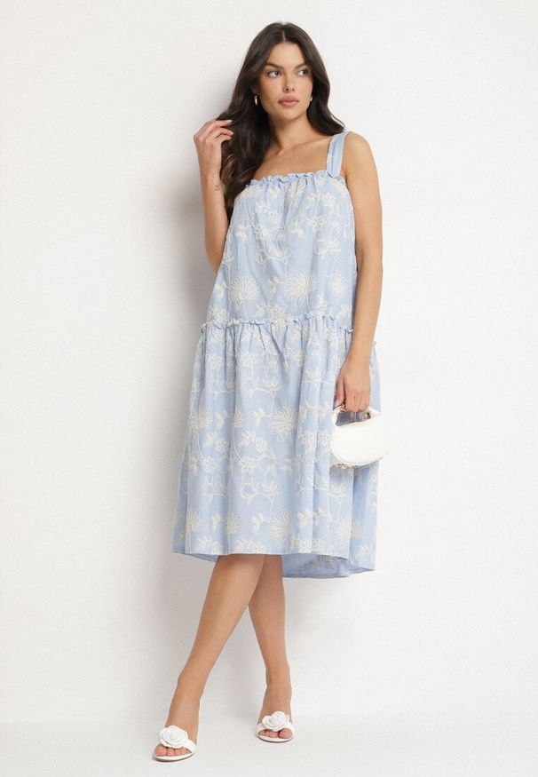 Born2be - Niebieska Bawełniana Sukienka w Kwiaty Ozdobiona Marszczeniem Lilinoa. Okazja: na spacer, na co dzień. Kolor: niebieski. Materiał: bawełna. Długość rękawa: na ramiączkach. Wzór: kwiaty, aplikacja. Sezon: lato. Typ sukienki: proste. Styl: elegancki, casual