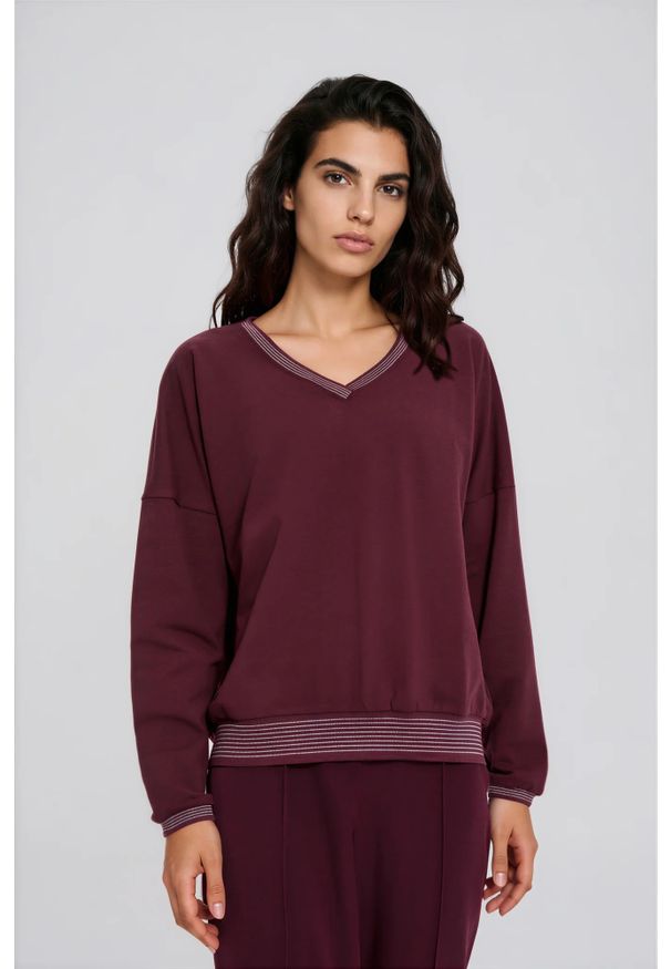 MOODO - Bluza z dekoltem w serek burgundowa. Typ kołnierza: dekolt w serek. Kolor: czerwony. Materiał: bawełna, elastan