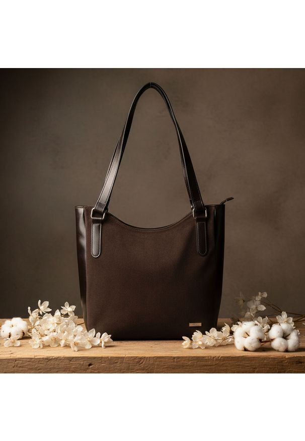Shopperka hobo bag SHE skóra zamszowa 603 czekolada. Materiał: skórzane. Styl: casual