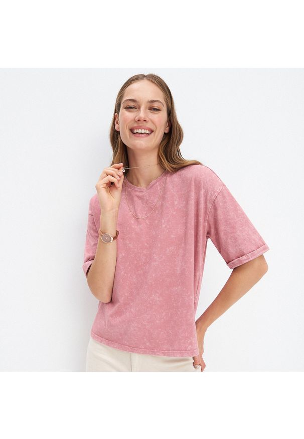 Mohito - Bawełniana koszulka oversize - Różowy. Kolor: różowy. Materiał: bawełna