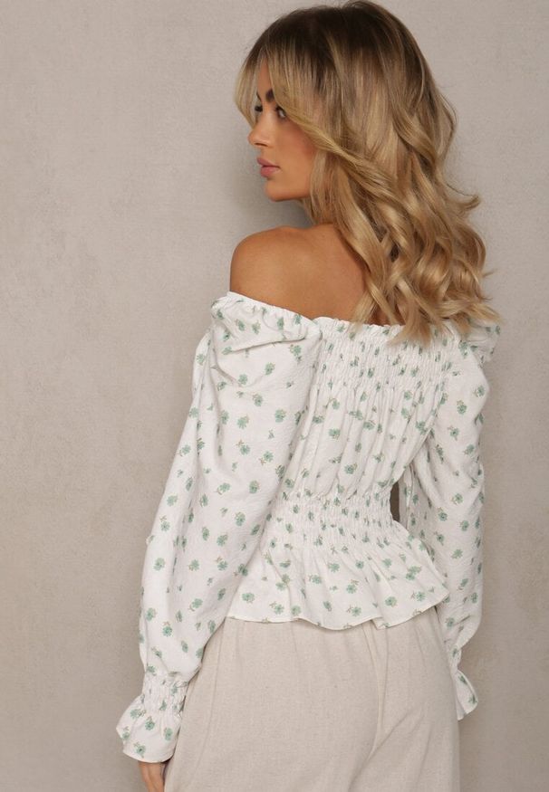 Renee - Biało-Zielona Bluzka z Falbankami przy Rękawach Wykończona Gumką w Pasie Naliaria. Okazja: na co dzień, na randkę. Typ kołnierza: kołnierz z falbankami. Kolor: biały. Materiał: satyna, jeans. Styl: klasyczny, casual