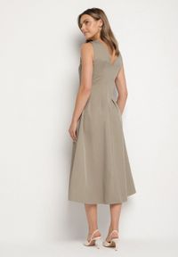 Born2be - Jasnozielona Sukienka o Rozkloszowanym Kroju z Dekoltem w Serek Alifia. Okazja: na spacer, na imprezę, na co dzień. Typ kołnierza: dekolt w serek. Kolor: zielony. Długość rękawa: bez rękawów. Typ sukienki: rozkloszowane, proste. Styl: casual, klasyczny #2